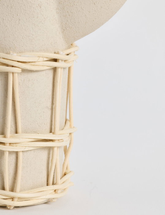Aberto Design Cylinder Terracota Jarrón de Cerámica y Ratán en Crema